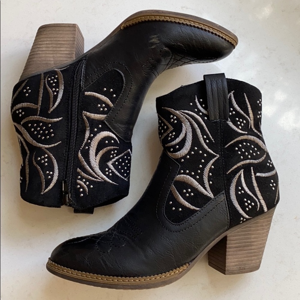 💥2/$60💥C’M Paris Booties